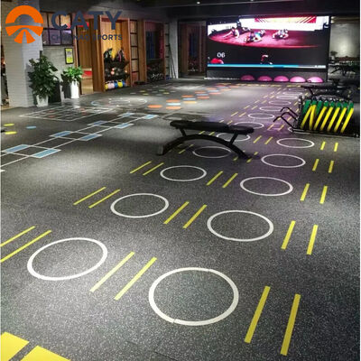 Sistema de suelo de gimnasio funcional versátil, integrado con zonas de absorción de choques, levantamiento de pesas y cardiovascular